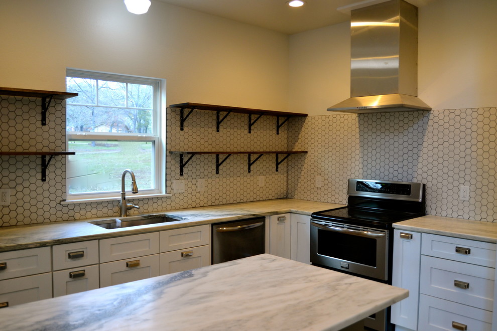 Exempel på ett mellanstort amerikanskt kök, med en enkel diskho, skåp i shakerstil, vita skåp, marmorbänkskiva, vitt stänkskydd, stänkskydd i keramik, rostfria vitvaror, betonggolv och en köksö