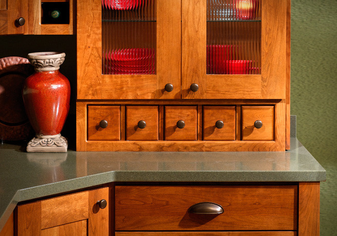 Mittelgroße Urige Wohnküche ohne Insel in L-Form mit Schrankfronten im Shaker-Stil, hellbraunen Holzschränken, Mineralwerkstoff-Arbeitsplatte und Küchenrückwand in Grau in Seattle