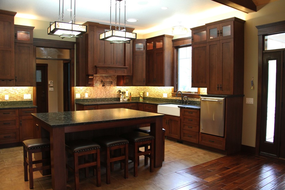 Modern inredning av ett mellanstort u-kök, med en rustik diskho, släta luckor, skåp i mörkt trä, granitbänkskiva, beige stänkskydd, rostfria vitvaror och en köksö