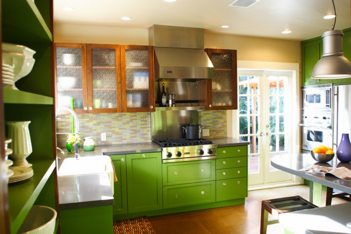 Exempel på ett modernt kök, med luckor med glaspanel, marmorbänkskiva, en rustik diskho, gröna skåp, flerfärgad stänkskydd, stänkskydd i stickkakel, rostfria vitvaror, korkgolv och en köksö