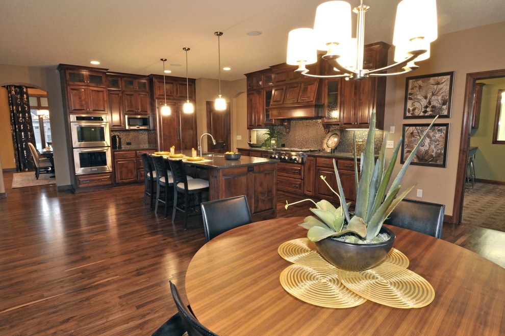 Immagine di una grande cucina ad ambiente unico stile americano con paraspruzzi con piastrelle a mosaico e pavimento in legno massello medio