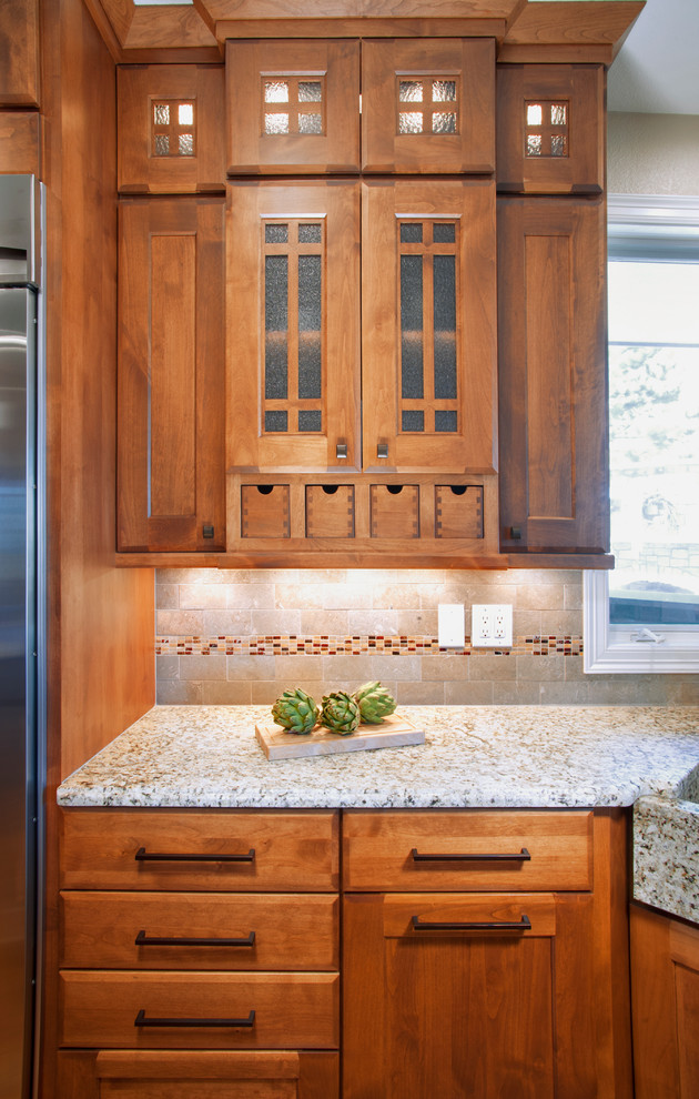 Ejemplo de cocina de estilo americano con armarios con paneles lisos y puertas de armario marrones