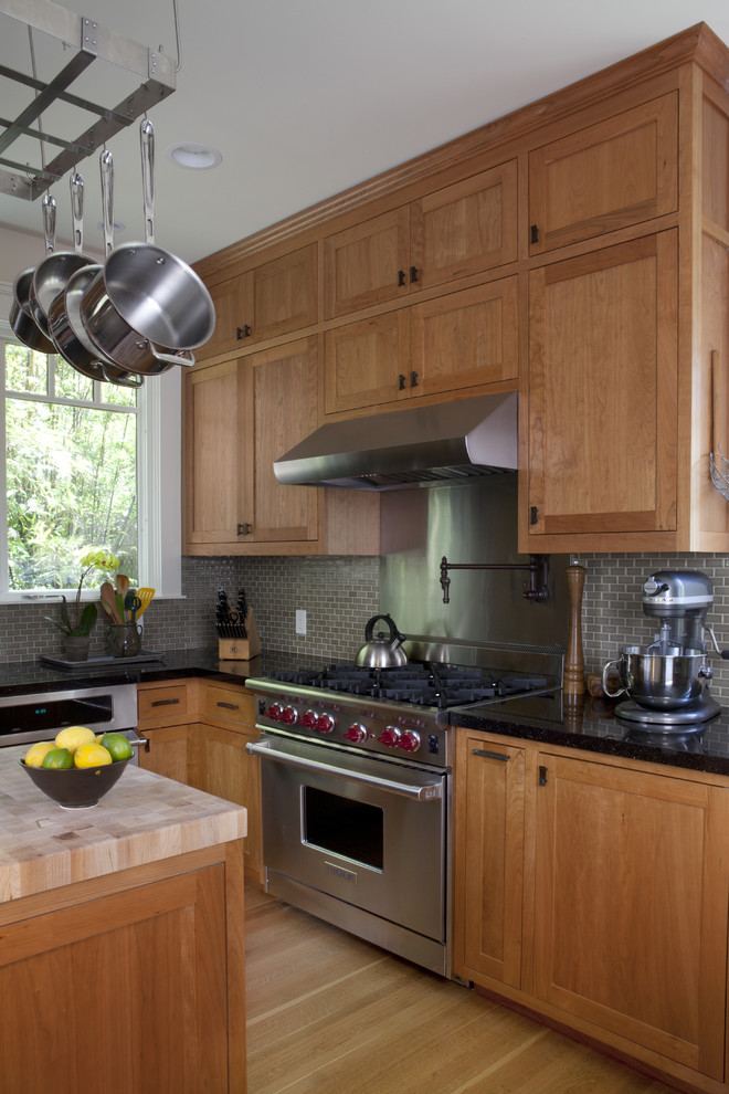 サンフランシスコにあるトラディショナルスタイルのおしゃれなキッチン (グレーのキッチンパネル、シルバーの調理設備、シェーカースタイル扉のキャビネット、中間色木目調キャビネット) の写真