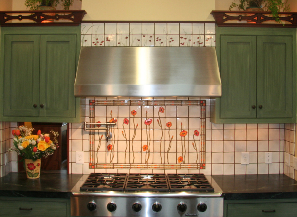 Foto på ett mellanstort amerikanskt kök, med gröna skåp, granitbänkskiva, vitt stänkskydd, stänkskydd i cementkakel och rostfria vitvaror