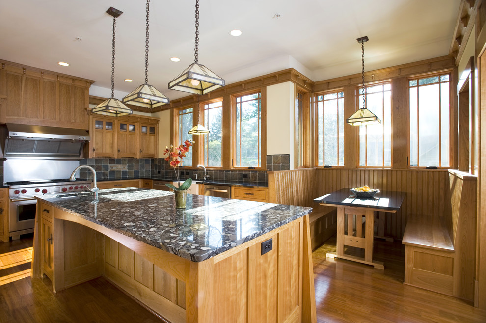 ワシントンD.C.にあるトラディショナルスタイルのおしゃれなキッチン (シルバーの調理設備、スレートのキッチンパネル) の写真