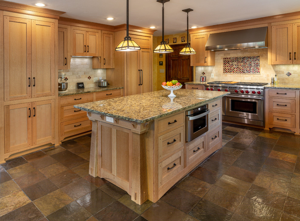 Foto på ett stort amerikanskt flerfärgad u-kök, med en rustik diskho, luckor med profilerade fronter, skåp i ljust trä, granitbänkskiva, beige stänkskydd, stänkskydd i tegel, integrerade vitvaror, en köksö och flerfärgat golv
