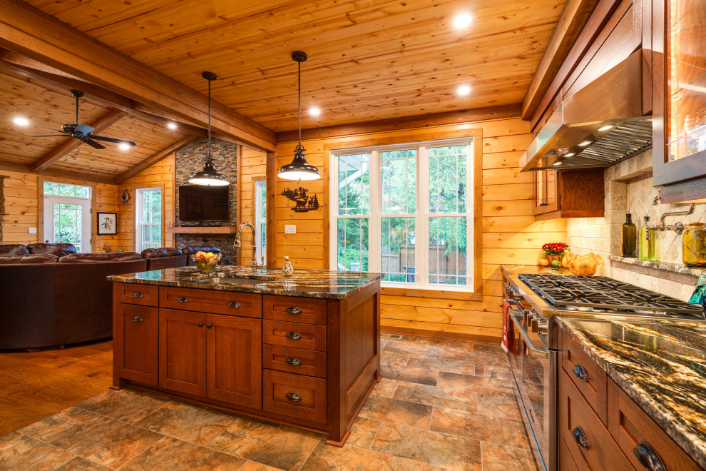 Immagine di un grande cucina con isola centrale stile americano chiuso con lavello sottopiano, ante in stile shaker e top in granito