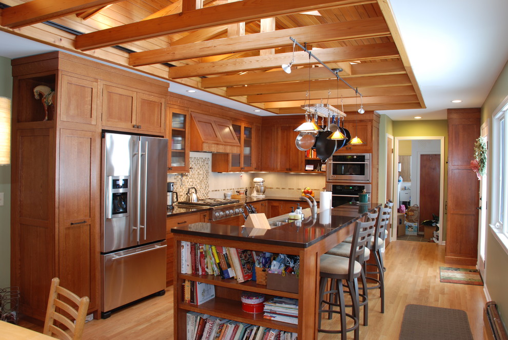 Idéer för ett stort klassiskt kök, med rostfria vitvaror, luckor med infälld panel, skåp i mellenmörkt trä, en köksö, flerfärgad stänkskydd, stänkskydd i mosaik, ljust trägolv och brunt golv