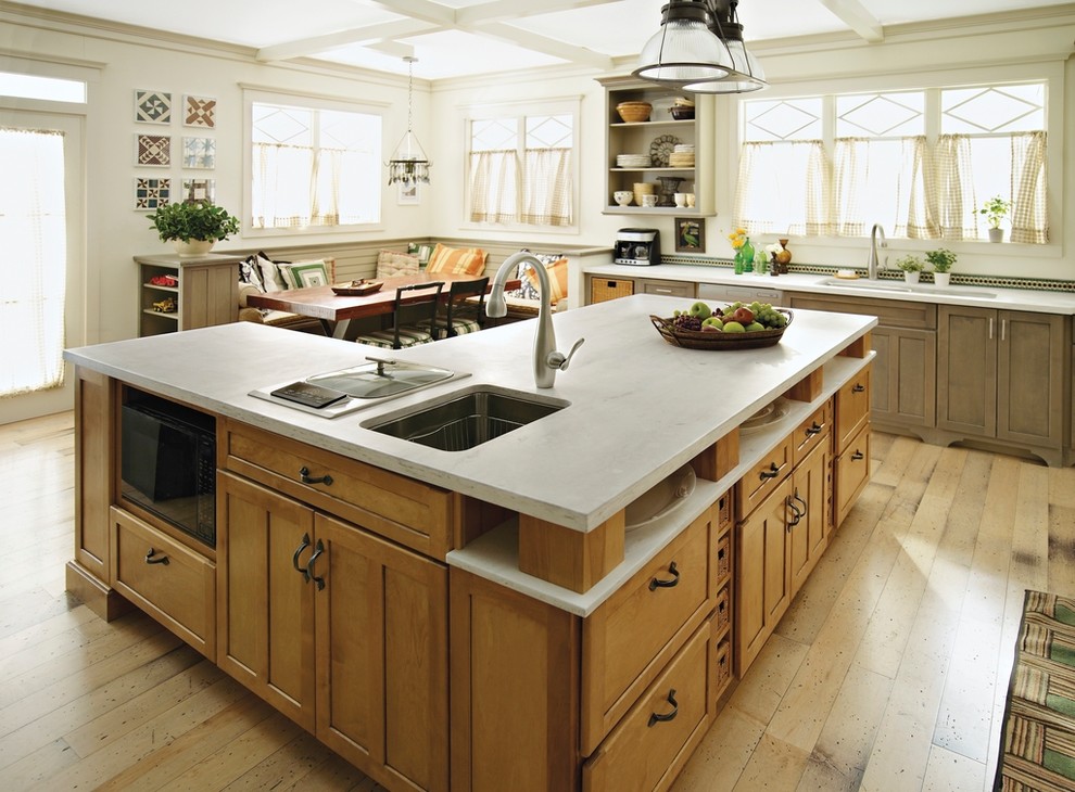 Immagine di una cucina american style con lavello sottopiano, ante con riquadro incassato, ante in legno scuro e top in marmo