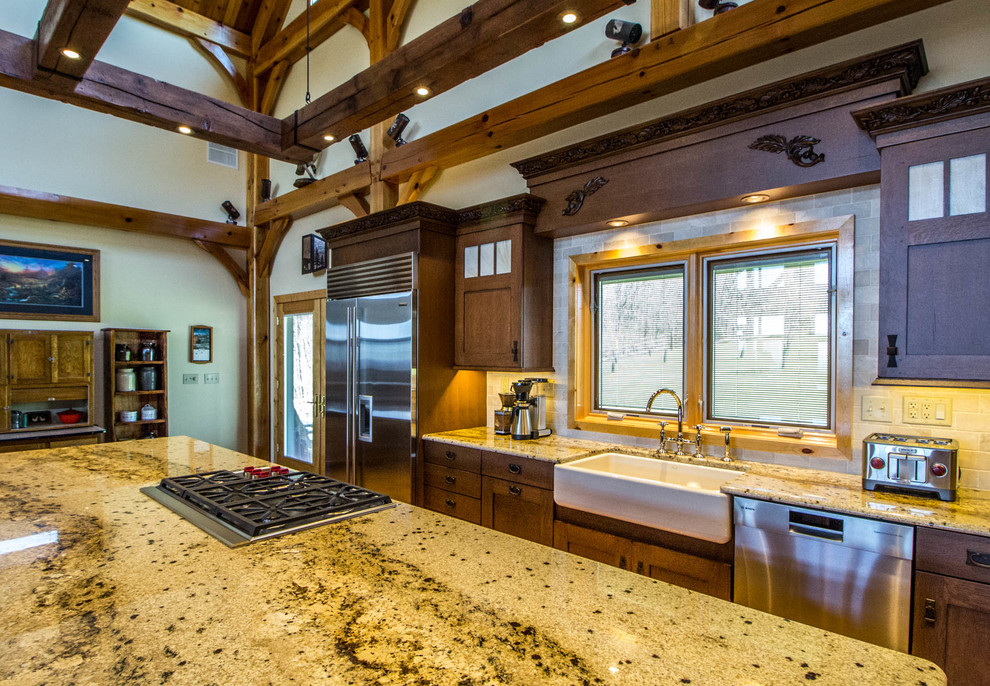 Exempel på ett mycket stort amerikanskt beige beige kök, med en rustik diskho, granitbänkskiva, beige stänkskydd, rostfria vitvaror, mellanmörkt trägolv, flera köksöar, luckor med infälld panel, skåp i mörkt trä och brunt golv
