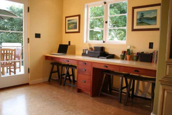 Источник вдохновения для домашнего уюта: кабинет среднего размера в стиле кантри с пробковым полом