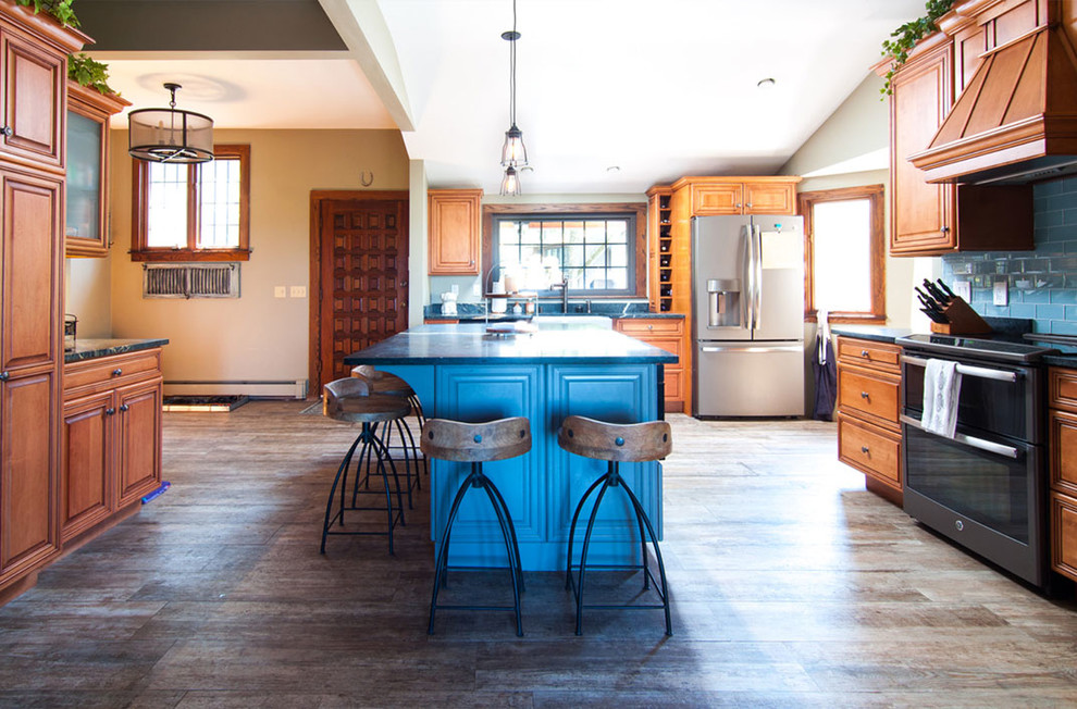 ボストンにある高級な広いトラディショナルスタイルのおしゃれなキッチン (エプロンフロントシンク、インセット扉のキャビネット、中間色木目調キャビネット、御影石カウンター、青いキッチンパネル、ガラスタイルのキッチンパネル、シルバーの調理設備、無垢フローリング、茶色い床、黒いキッチンカウンター) の写真