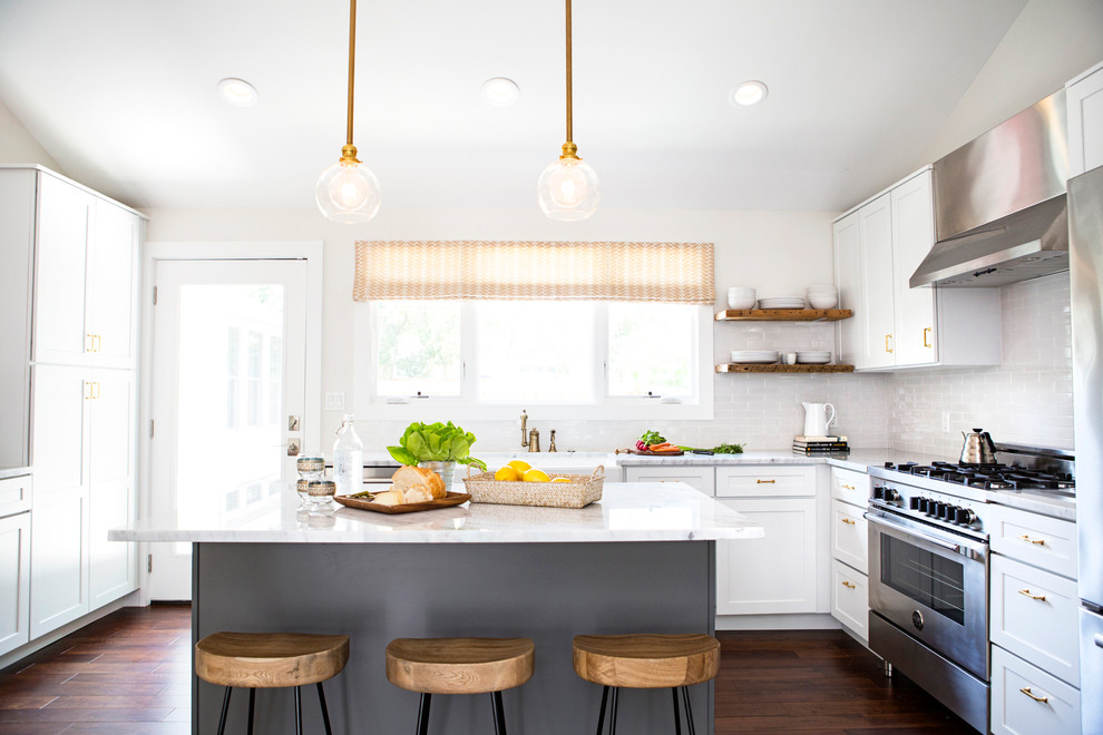 Country Küche in grau-weiß mit Küchenrückwand in Weiß und Kücheninsel in Austin