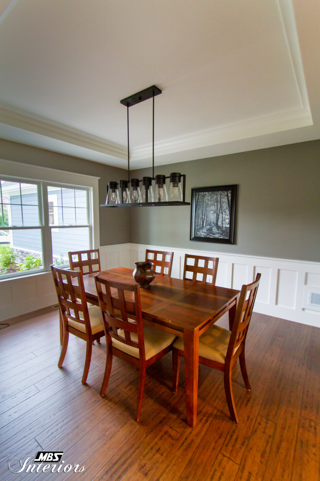Idee per una grande sala da pranzo aperta verso il soggiorno stile americano con pavimento in legno massello medio e pavimento marrone