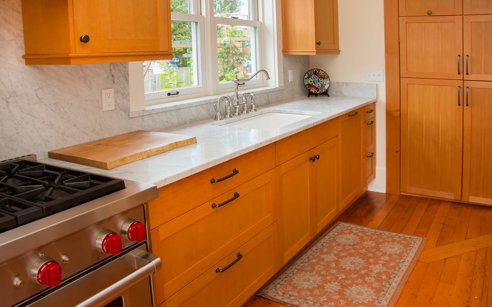 Rustikale Küche mit Schrankfronten im Shaker-Stil, hellbraunen Holzschränken, Marmor-Arbeitsplatte, Rückwand aus Stein und Küchengeräten aus Edelstahl in Seattle