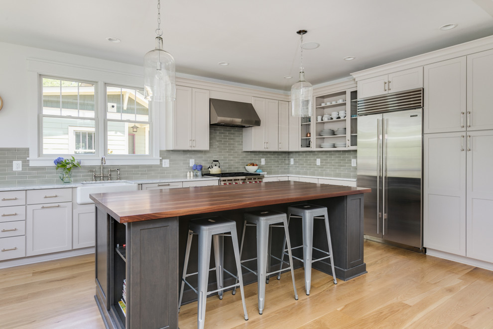 ワシントンD.C.にあるトランジショナルスタイルのおしゃれなキッチン (フラットパネル扉のキャビネット、ベージュのキャビネット、木材カウンター、グレーのキッチンパネル、淡色無垢フローリング) の写真