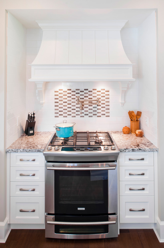 Klassische Küche mit Küchengeräten aus Edelstahl, Rückwand aus Metrofliesen und Granit-Arbeitsplatte in Vancouver