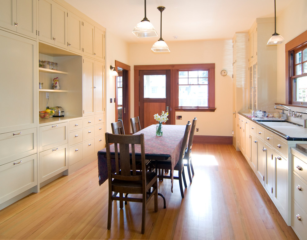 Foto de cocina de estilo americano grande con armarios estilo shaker, puertas de armario blancas y encimera de azulejos