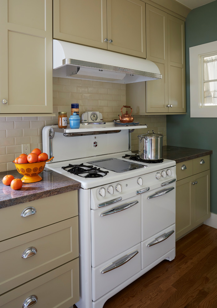 Foto de cocina de estilo americano grande sin isla con fregadero encastrado, puertas de armario beige, salpicadero beige, electrodomésticos blancos y suelo de madera clara