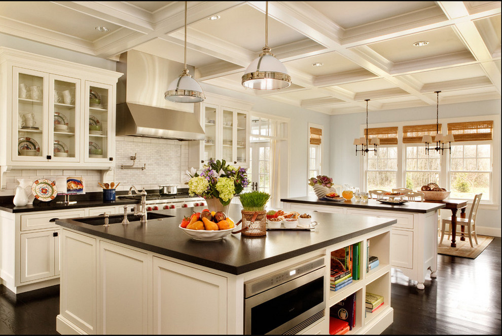 Foto på ett stort amerikanskt kök, med en enkel diskho, luckor med upphöjd panel, vita skåp, laminatbänkskiva, vitt stänkskydd, stänkskydd i keramik, rostfria vitvaror, mörkt trägolv och en köksö
