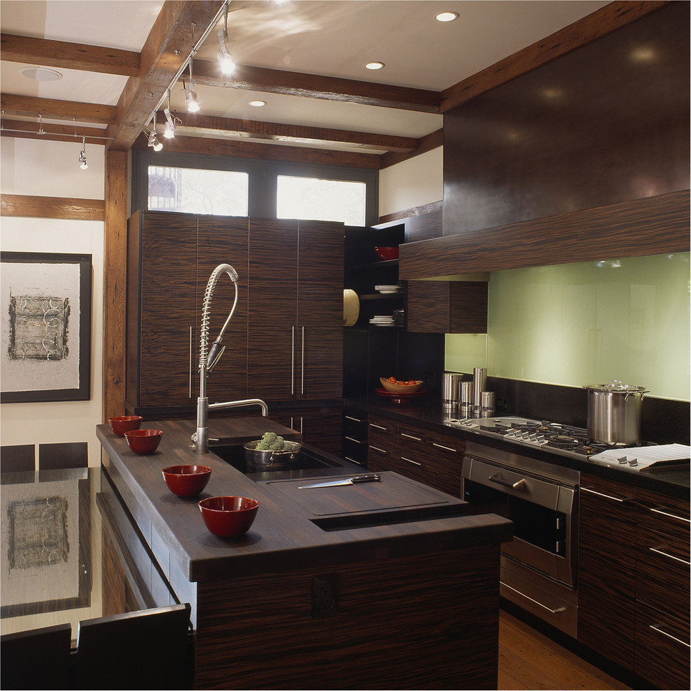 Пример оригинального дизайна: кухня в современном стиле с деревянной столешницей