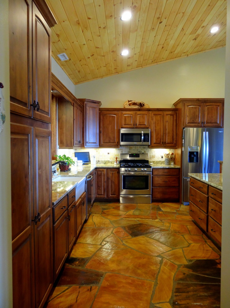 Inspiration för ett mellanstort rustikt kök, med en rustik diskho, luckor med upphöjd panel, skåp i mörkt trä, granitbänkskiva, flerfärgad stänkskydd, stänkskydd i keramik, rostfria vitvaror, skiffergolv och en halv köksö