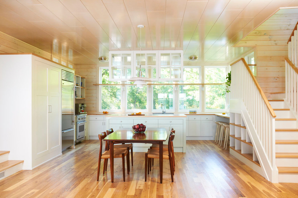 На фото: кухня в стиле модернизм с техникой из нержавеющей стали и окном