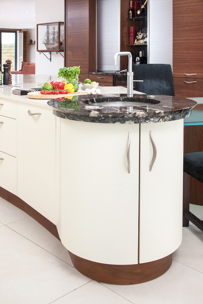 Immagine di una grande cucina moderna con lavello da incasso, ante lisce, ante in legno bruno, pavimento bianco e top grigio