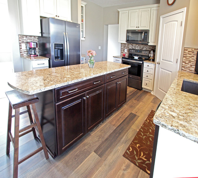 Cream Kitchen With Contrasting Dark Island Quartz Countertop Transitional Cleveland By Cabinet S Top Houzz Uk - Cream Kitchen Cabinets Dark Island Cream Kitchen With Contrasting Dark Island Quartz Countertop Transitional Cleveland By Cabinet S Top Houzz Uk - Cream Kitchen Cabinets Dark Island