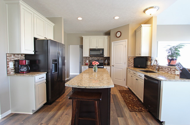 Cream Kitchen With Contrasting Dark Island Quartz Countertop Transitional Cleveland By Cabinet S Top Houzz Uk - Cream Kitchen Cabinets Dark Island Cream Kitchen With Contrasting Dark Island Quartz Countertop Transitional Cleveland By Cabinet S Top Houzz Uk - Cream Kitchen Cabinets Dark Island
