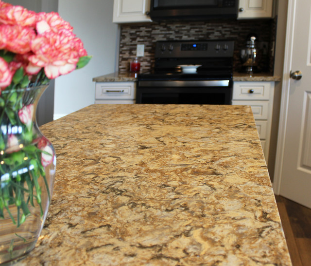 Cream Kitchen With Contrasting Dark Island Quartz Countertop Transitional Cleveland By Cabinet S Top Houzz Uk - Cream Kitchen Cabinets Dark Island Cream Kitchen With Contrasting Dark Island Quartz Countertop Transitional Cleveland By Cabinet S Top Houzz Uk - Cream Kitchen Cabinets Dark Island