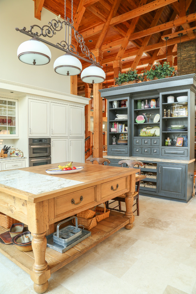 Cette image montre une cuisine chalet avec un placard avec porte à panneau surélevé.