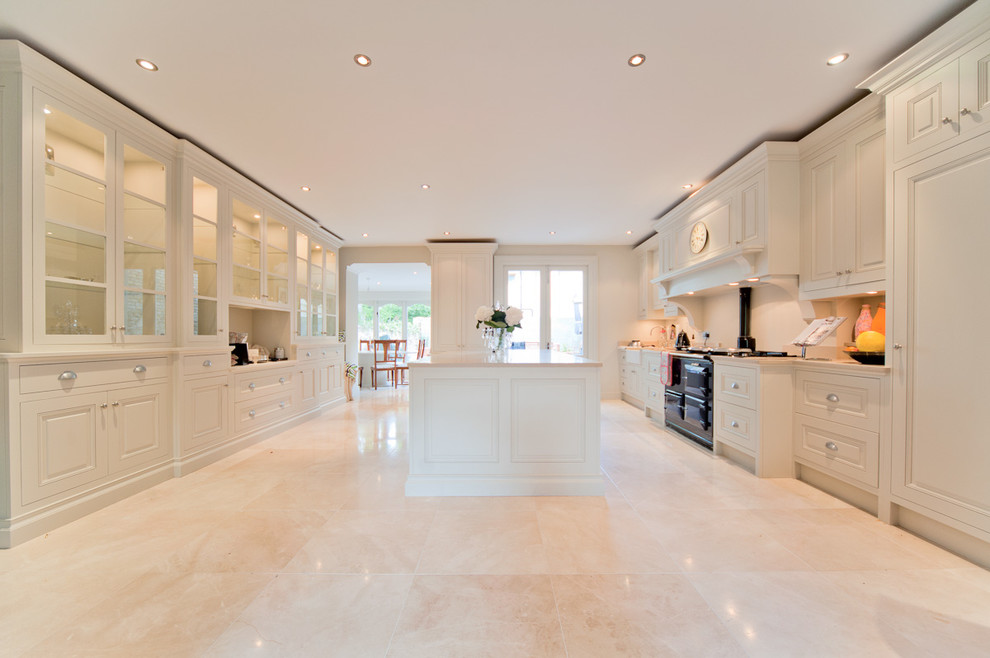 Esempio di una cucina classica con pavimento beige, pavimento in gres porcellanato, elettrodomestici neri, ante in stile shaker e ante bianche
