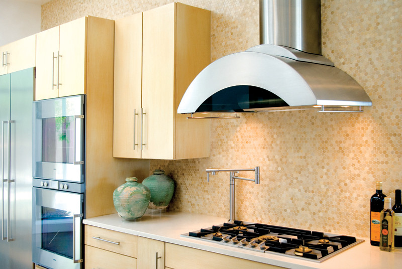 Exempel på ett stort modernt kök, med en undermonterad diskho, släta luckor, skåp i ljust trä, bänkskiva i kvarts, gult stänkskydd, stänkskydd i mosaik, rostfria vitvaror, travertin golv och en köksö