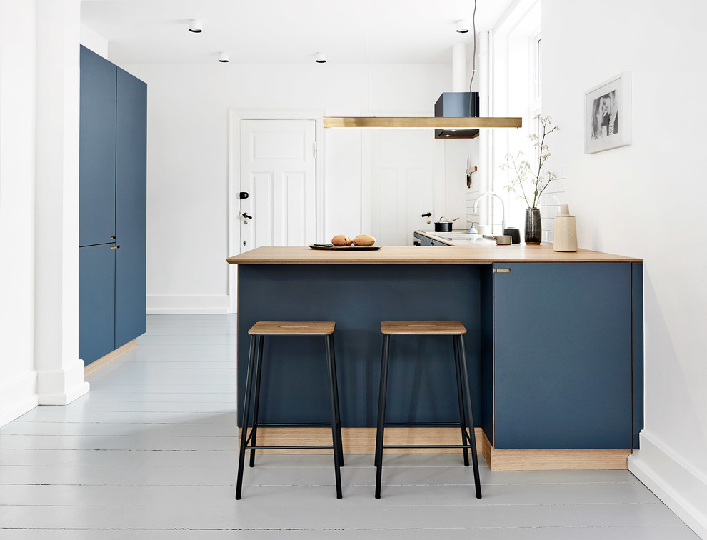 Foto di una cucina abitabile nordica di medie dimensioni con pavimento in legno verniciato e pavimento grigio