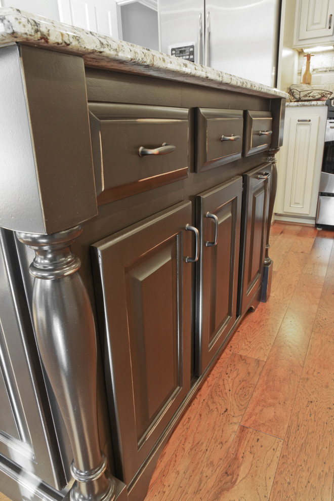 Inspiration for a timeless kitchen remodel in Atlanta
