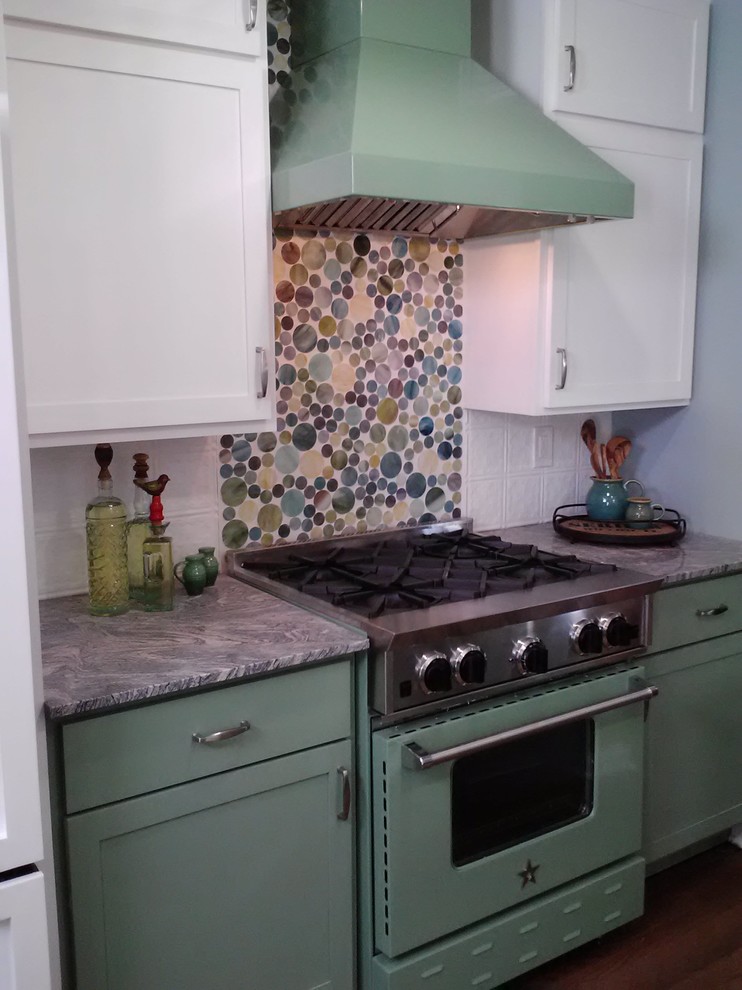 Exempel på ett avskilt, mellanstort lantligt kök, med en undermonterad diskho, skåp i shakerstil, gröna skåp, granitbänkskiva, flerfärgad stänkskydd, stänkskydd i glaskakel, färgglada vitvaror, mellanmörkt trägolv och en halv köksö