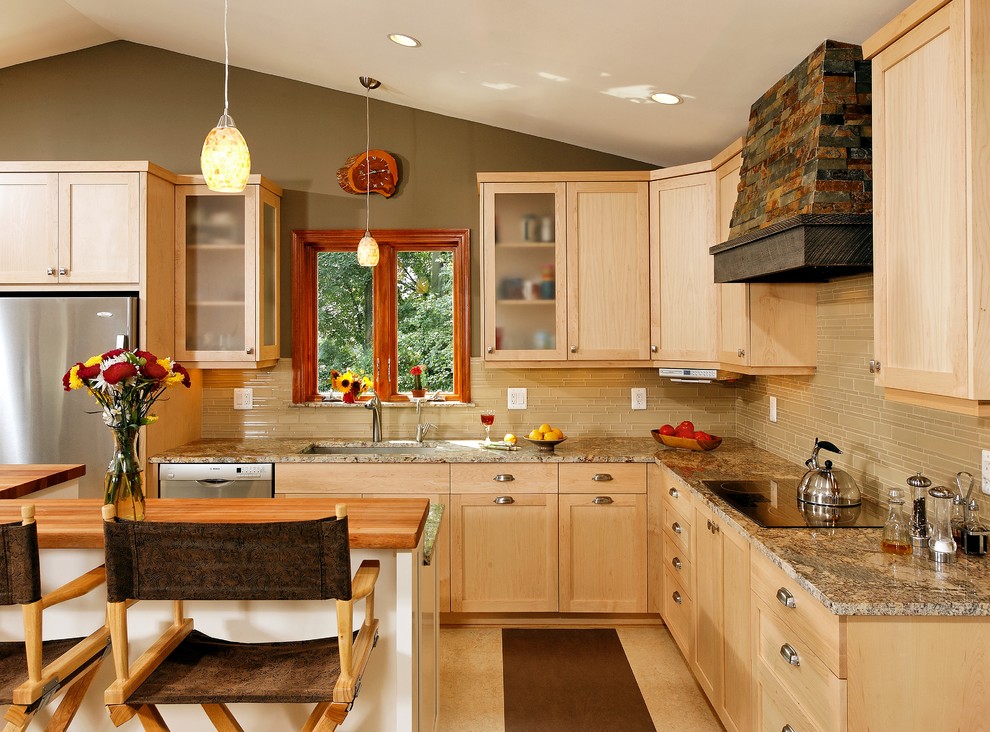Foto på ett litet amerikanskt kök, med en undermonterad diskho, skåp i shakerstil, skåp i ljust trä, granitbänkskiva, beige stänkskydd, stänkskydd i glaskakel, rostfria vitvaror, linoleumgolv och en köksö