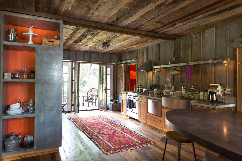 Urige Küche mit Landhausspüle, Schrankfronten im Shaker-Stil, hellbraunen Holzschränken und Küchengeräten aus Edelstahl in Denver