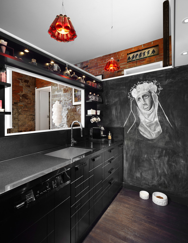 Idee per una cucina contemporanea con lavello sottopiano, ante lisce, ante nere e elettrodomestici neri