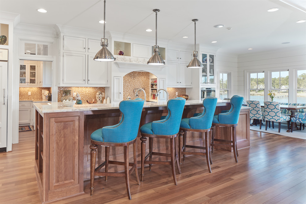 Immagine di una cucina stile marinaro con ante in stile shaker, ante bianche, paraspruzzi beige e pavimento in legno massello medio