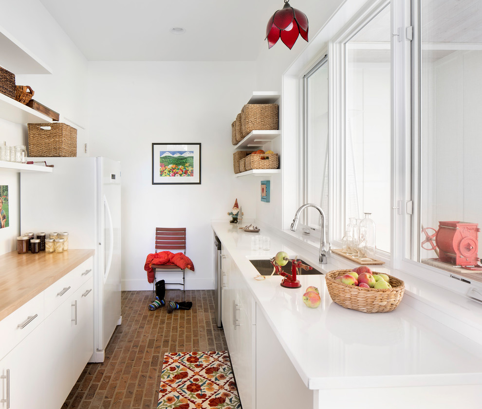 Idéer för mellanstora lantliga kök, med tegelgolv och grått golv