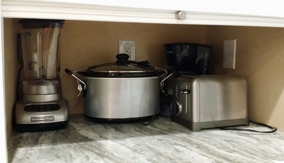 Klassische Küche mit Schrankfronten im Shaker-Stil und weißen Schränken in Jacksonville