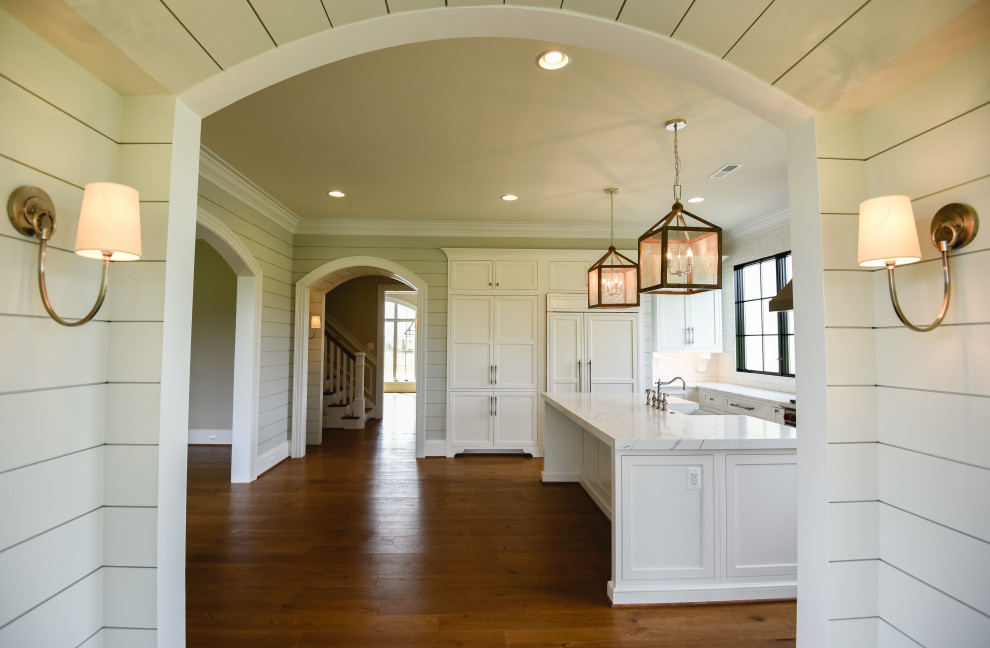 Idéer för stora lantliga vitt u-kök, med en rustik diskho, luckor med profilerade fronter, vita skåp, bänkskiva i koppar, vitt stänkskydd, stänkskydd i cementkakel, rostfria vitvaror, mellanmörkt trägolv, en köksö och brunt golv