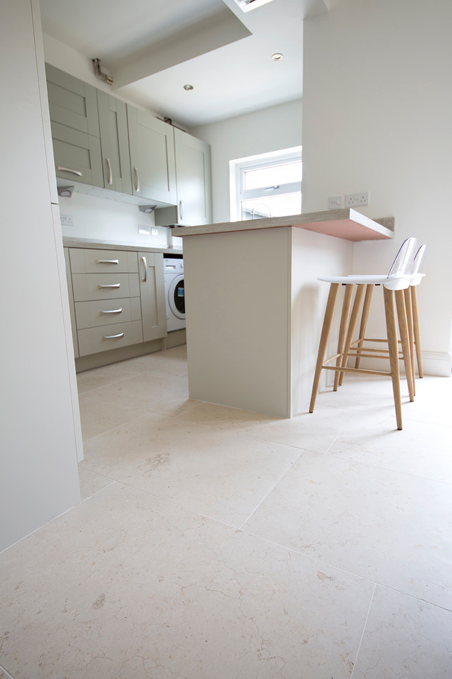 Mittelgroße Moderne Wohnküche mit Kalkstein in Sonstige