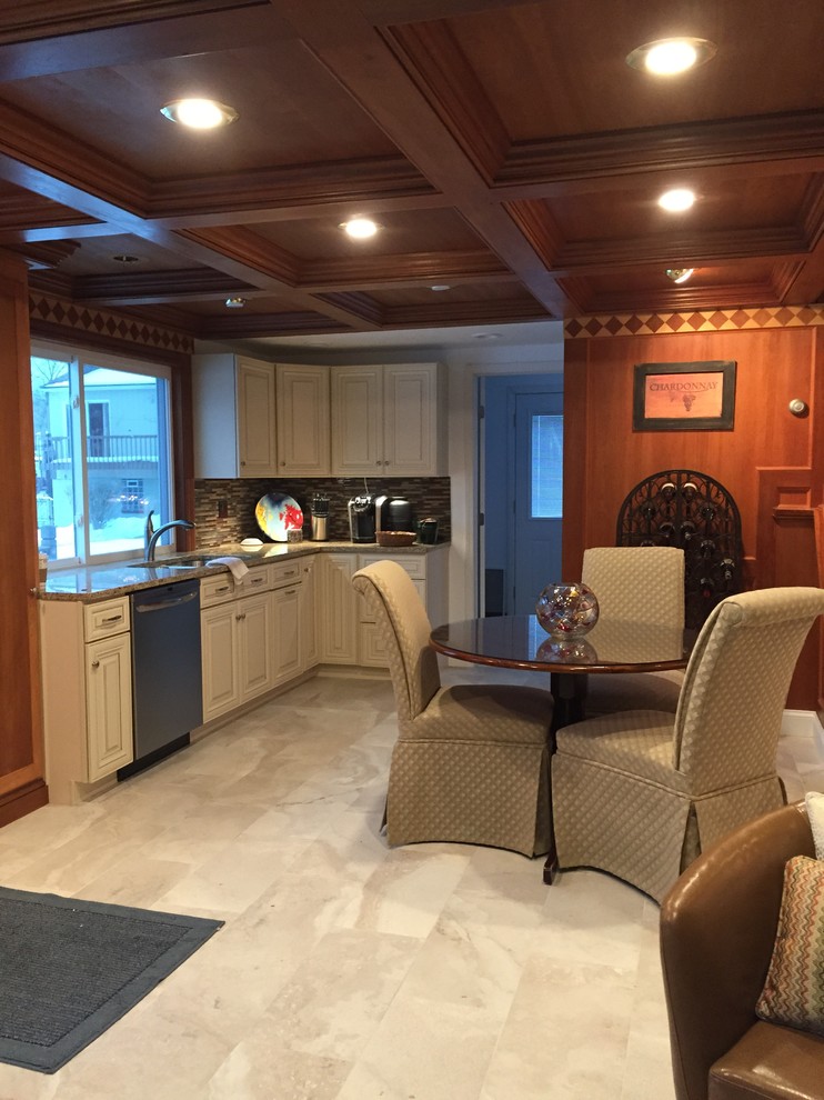 Modern inredning av ett litet kök, med en undermonterad diskho, luckor med upphöjd panel, beige skåp, granitbänkskiva, flerfärgad stänkskydd, stänkskydd i mosaik, rostfria vitvaror och klinkergolv i keramik