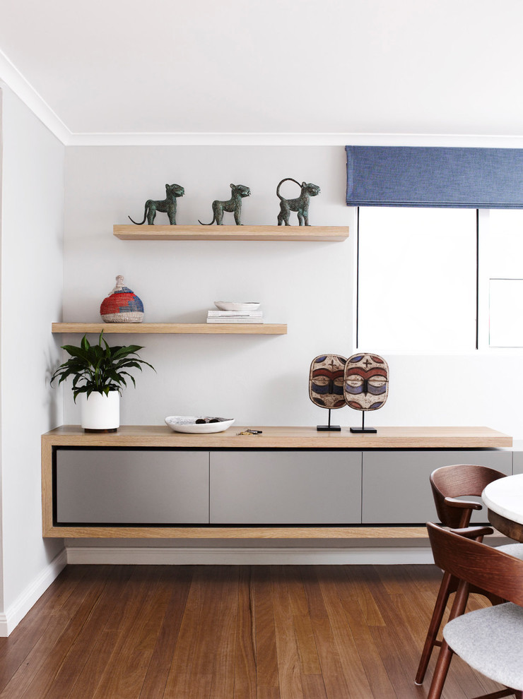 Inredning av ett minimalistiskt litet kök, med luckor med infälld panel, skåp i ljust trä, granitbänkskiva, vitt stänkskydd och en köksö