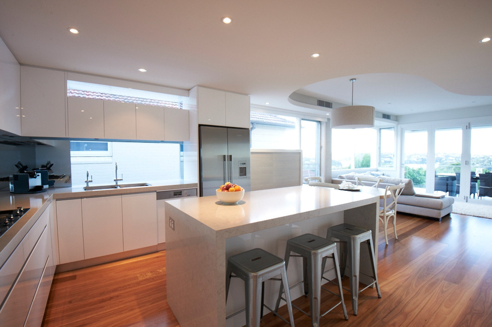 Immagine di una cucina abitabile design di medie dimensioni con pavimento in legno massello medio