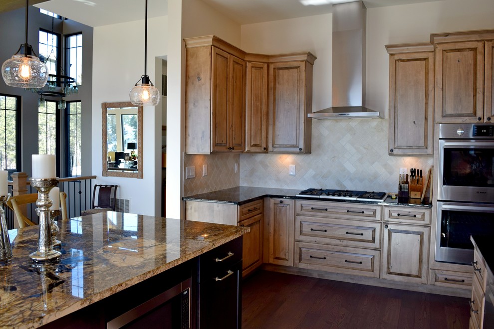 Exempel på ett rustikt kök, med en undermonterad diskho, luckor med upphöjd panel, skåp i slitet trä, vitt stänkskydd, rostfria vitvaror, mörkt trägolv och en köksö