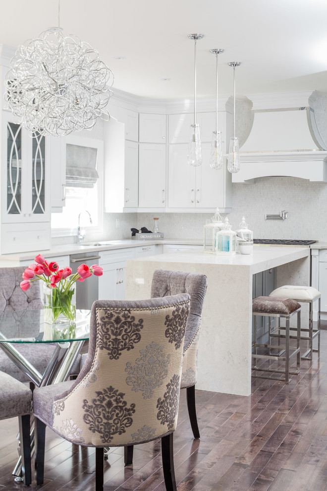 Klassische Wohnküche mit weißen Schränken, Quarzwerkstein-Arbeitsplatte, Küchengeräten aus Edelstahl, Kücheninsel, Küchenrückwand in Weiß und dunklem Holzboden in Toronto